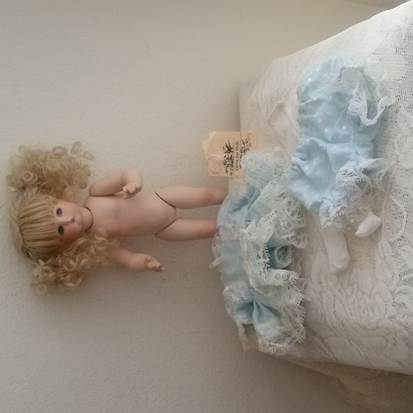 Reproduction Just Me  Miniature Porcelain  Doll Jointed Full Body  Blue 9" - Picture 8 of 14